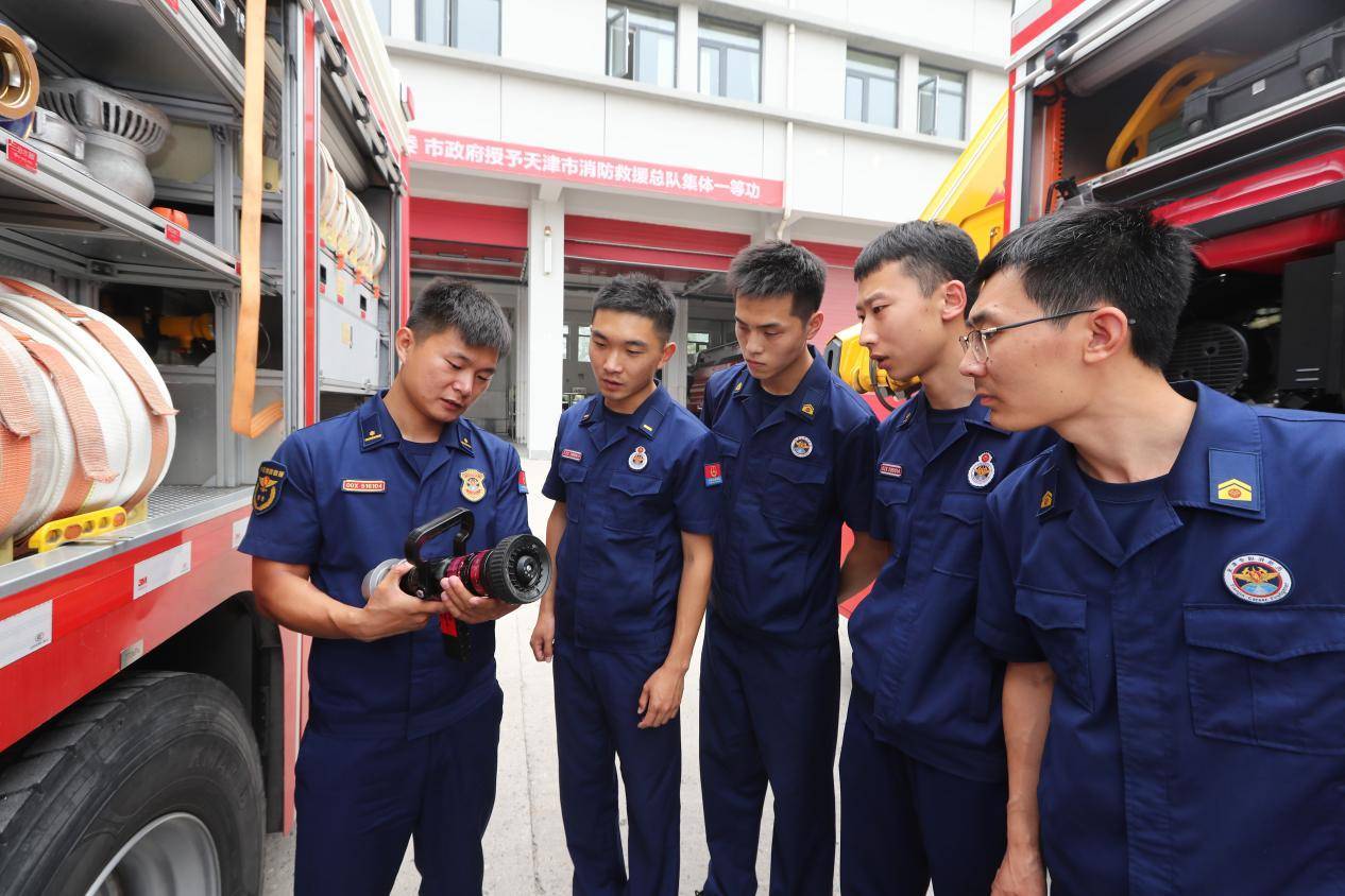 作为消防员,王子林面对的是危险的救援和惨烈的现场,记得第一次处置一