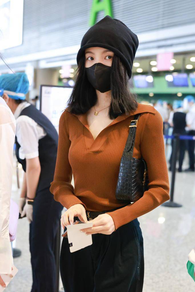 陈卓璇也能穿出优雅法式女人味 紧身针织衫配毛线帽示范初秋穿搭_黑色