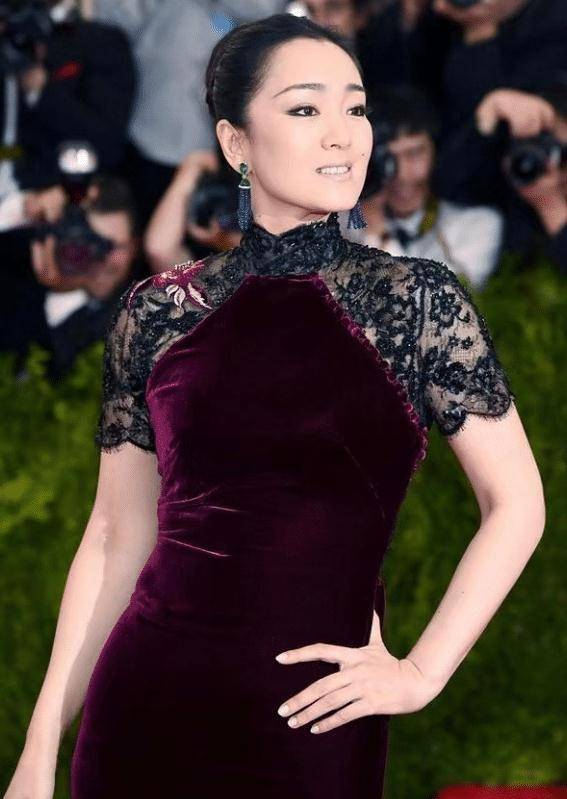 55岁巩俐身材保持得真好,穿丝绒旗袍挺有国际范,凹凸曲线抢镜_时尚