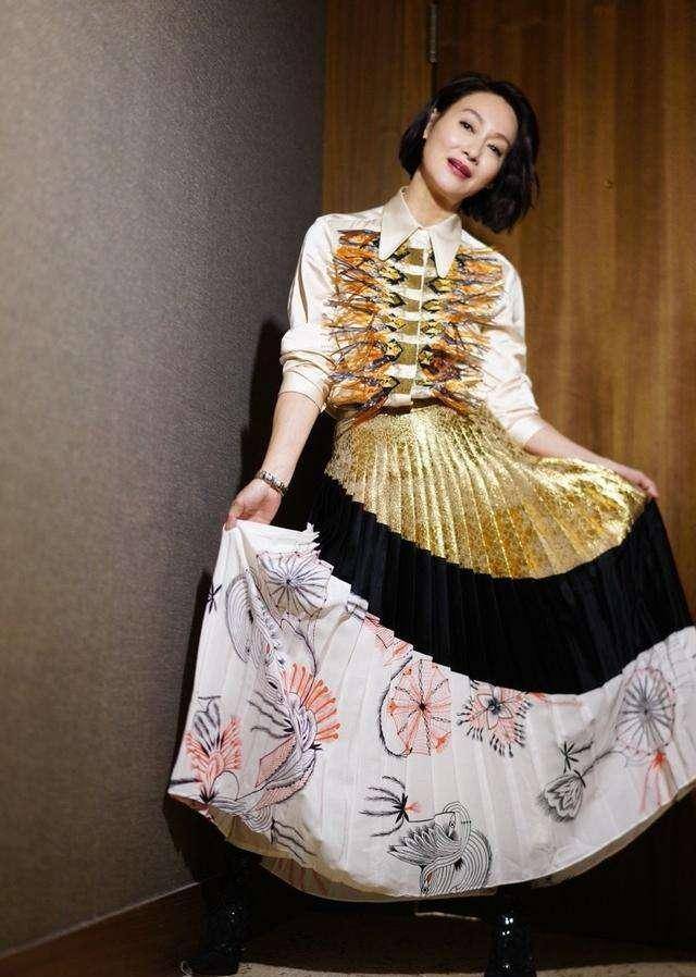 惠英红倪萍太会穿,俗气单品穿出有钱人气质,妈妈们照穿很贵妇_连衣裙