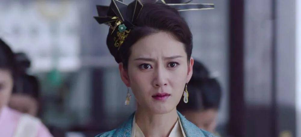 《赘婿》最美丈母娘火了,38岁穿深v礼服秀曲线美,比剧里更迷人_赵柯