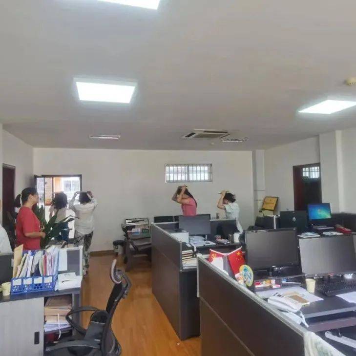 怒江州地震局到怒江银保监分局开展防震减灾知识宣传教育活动_应急_灾害_演练