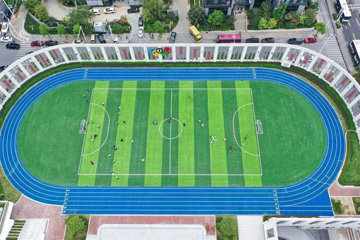 极目新闻记者 王永胜9月30日,武汉市江岸区长春街第三小学,学生在空中