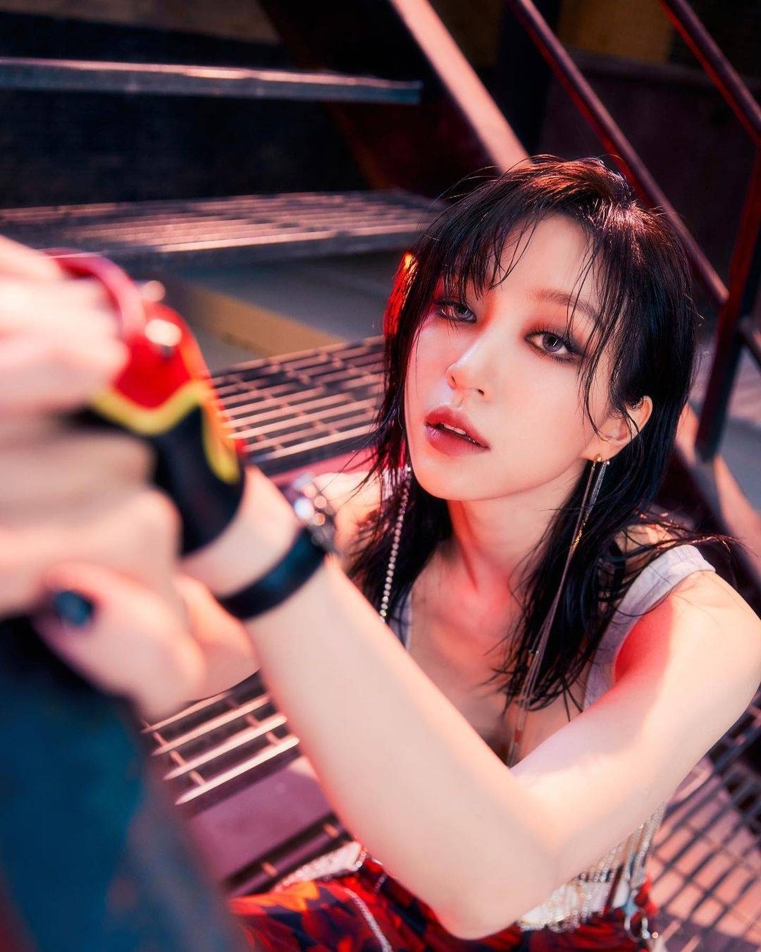 30岁韩国女星hani,充满迷人气息的身材,浓厚的烟熏妆炫耀性感美_强烈