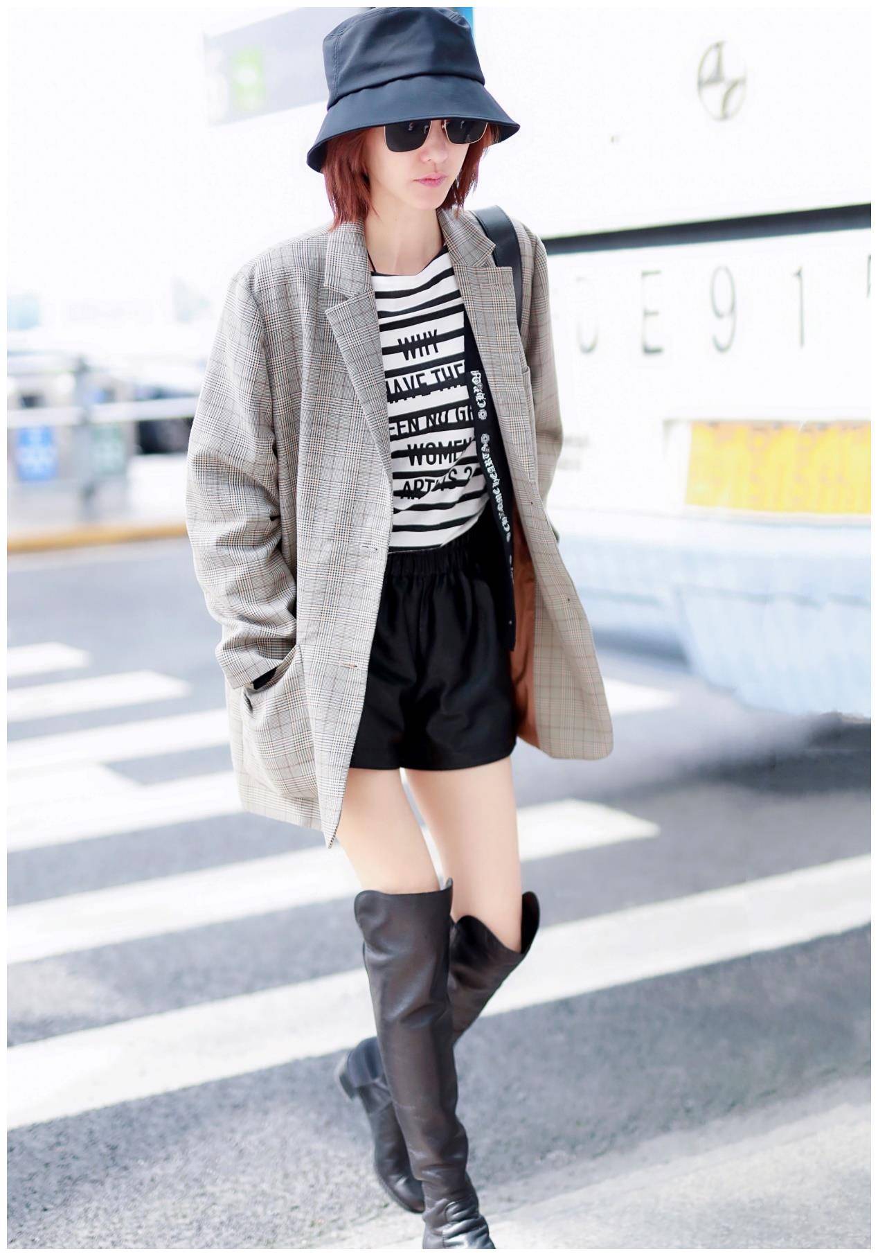 34岁王丽坤素颜真美,穿格纹西装配长靴气场全开,率性洒脱显气质_西服