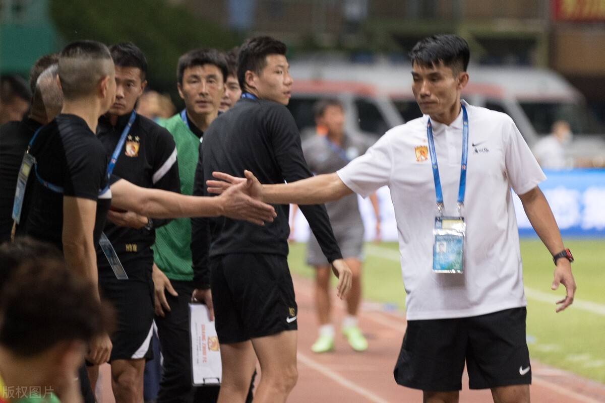 天津媒体曝出争议猛料,郑智李玮峰遭致命打击,球迷吐槽声一片_广州