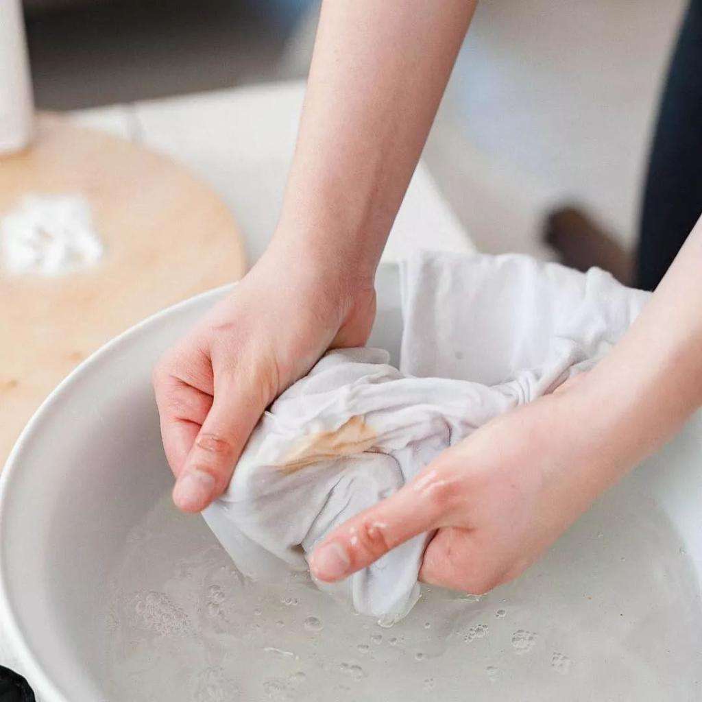 许多人的衣物会不慎沾上污渍,我们在洗这些污渍的时候,不要使劲搓洗