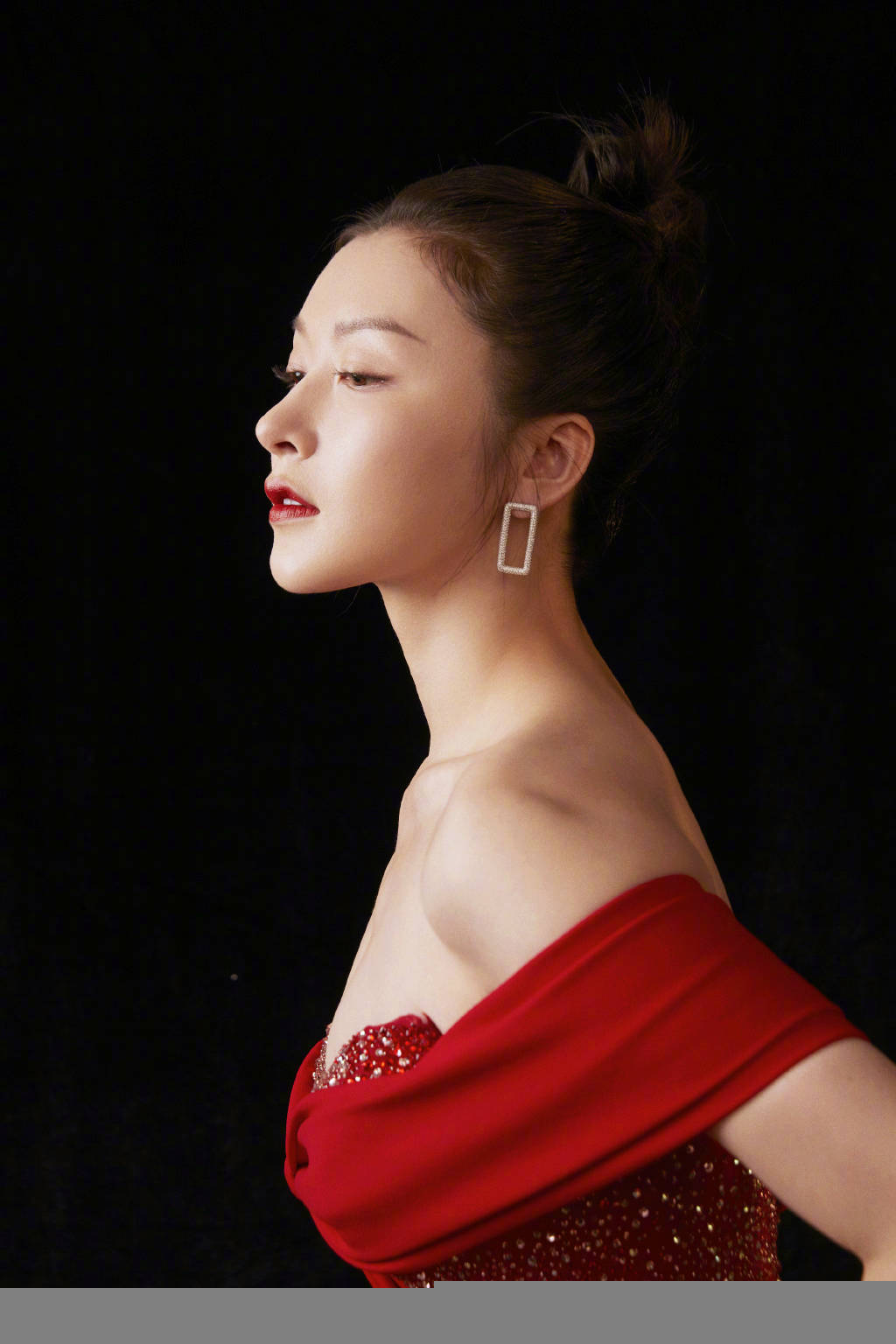 被誉为90后动作女星的李萌萌,可帅可美,拍写真更是气质不凡_作品_杂技