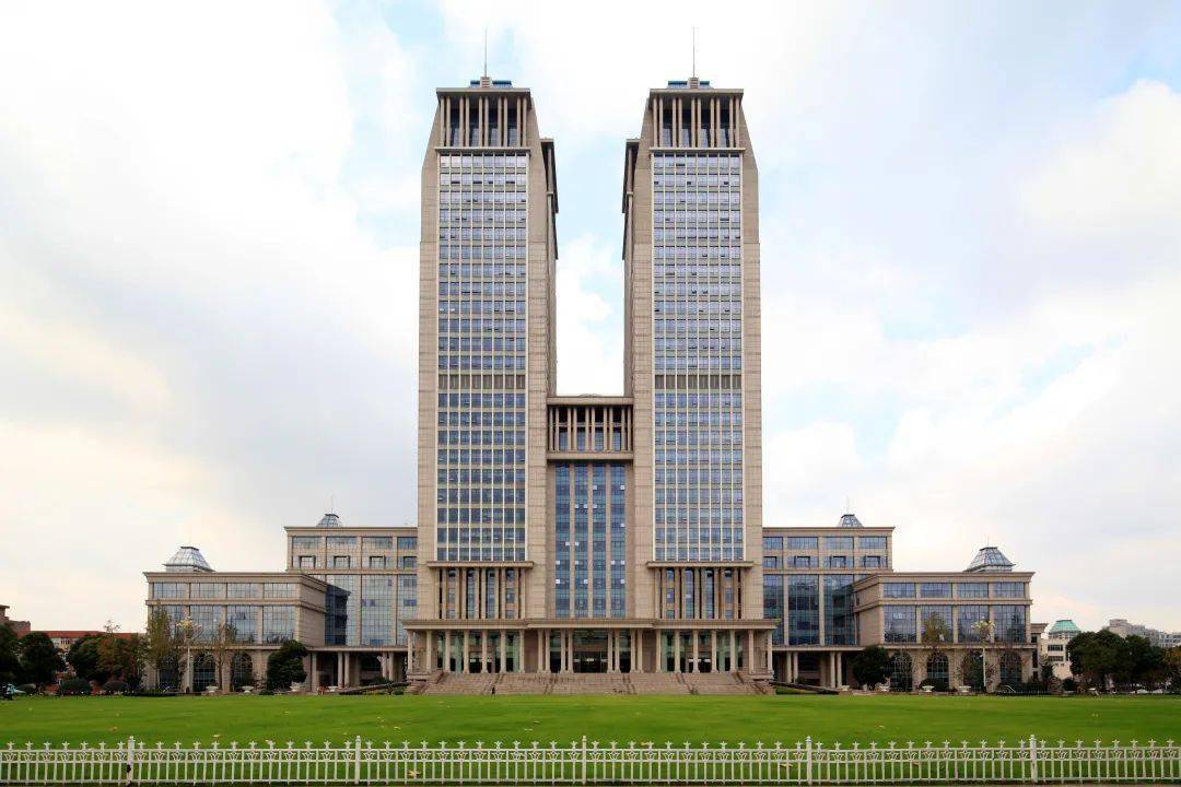 五层楼的四教,六层楼的五教,还有中国最高的教学楼光华楼