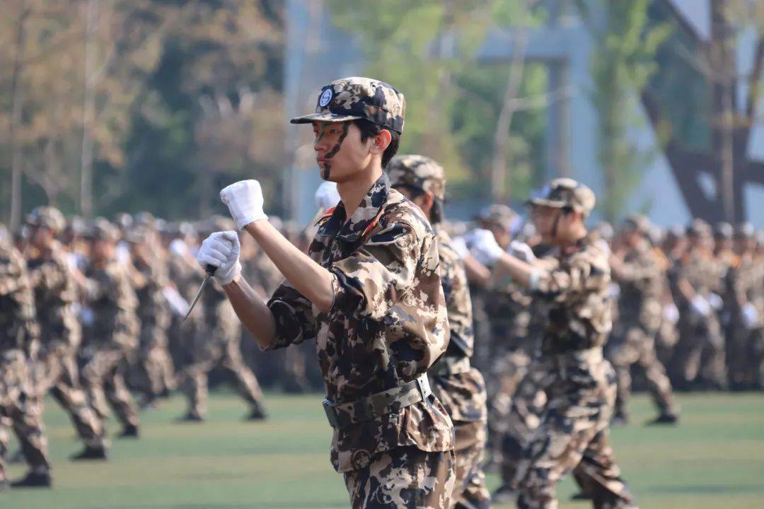 军训汇演|小绿人,你真的很不错!_sisuers_未来_歌乐山