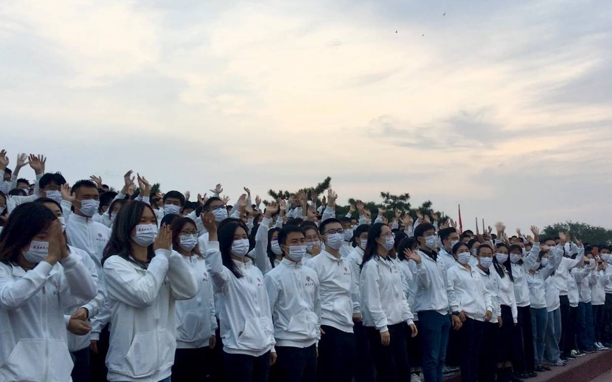 为祖国庆生，1300余名北京高校师生赴天安门广场观看升旗仪式