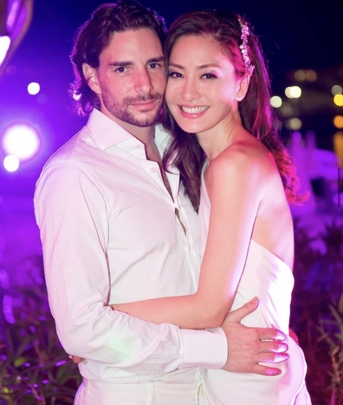 周汶锜晒照庆祝结婚10周年，丈夫满脸胡渣太沧桑，混血儿子最抢镜_搜狐网, image size:1170x1382