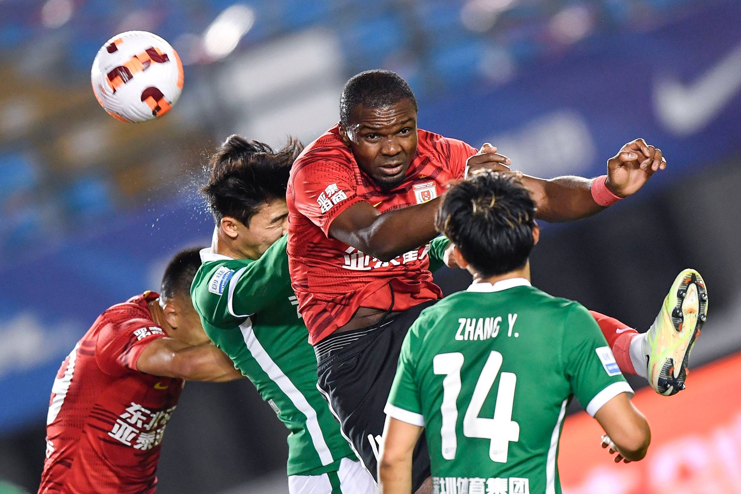 9月30日,长春亚泰队球员奥克雷(右二)在比赛中与对手争顶头球.