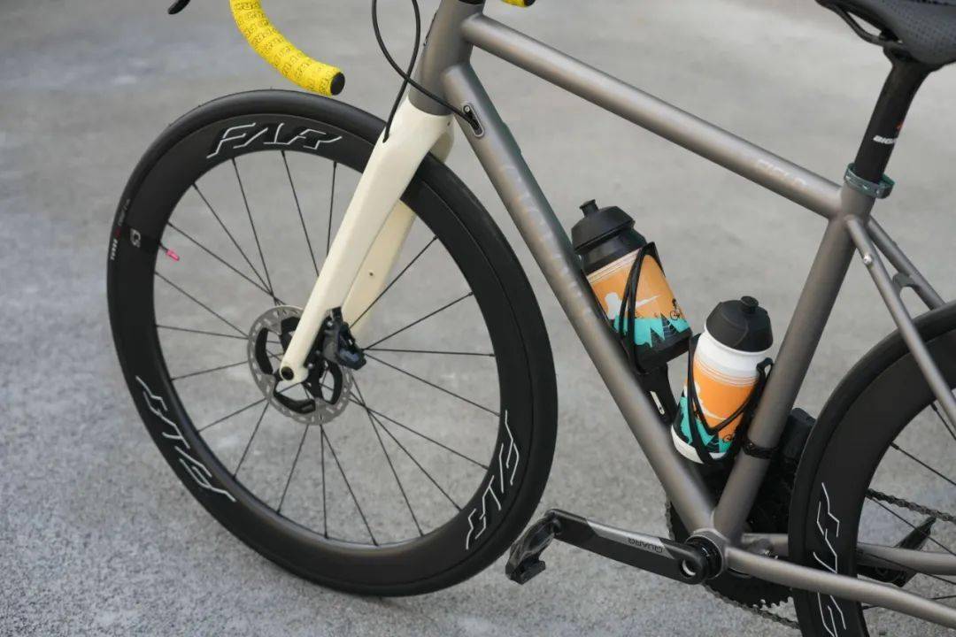 跨界混搭新"钛"度——而意ciclore field钛合金公路车 by陈主任_搜狐