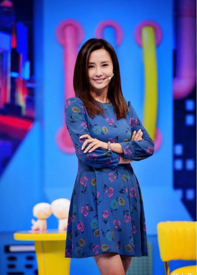 吴奇隆前妻马雅舒状态真好,穿印花连衣裙录节目,坐姿优雅腿又美_女性