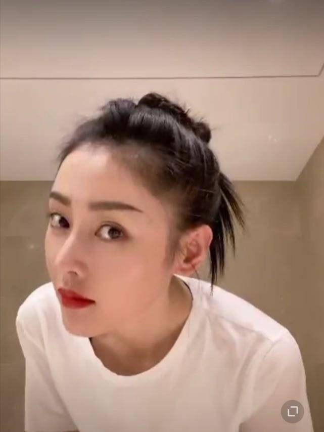 张天爱挑战用棉签扎丸子头,能扛住"怼脸拍"的颜值太绝了_身材_爱的