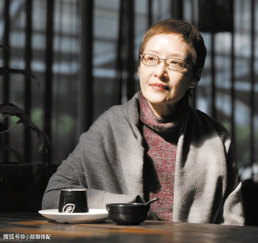 岁月沉淀的美才最优雅,看69岁胡因梦老了也时髦,知性又端庄_短发_气质