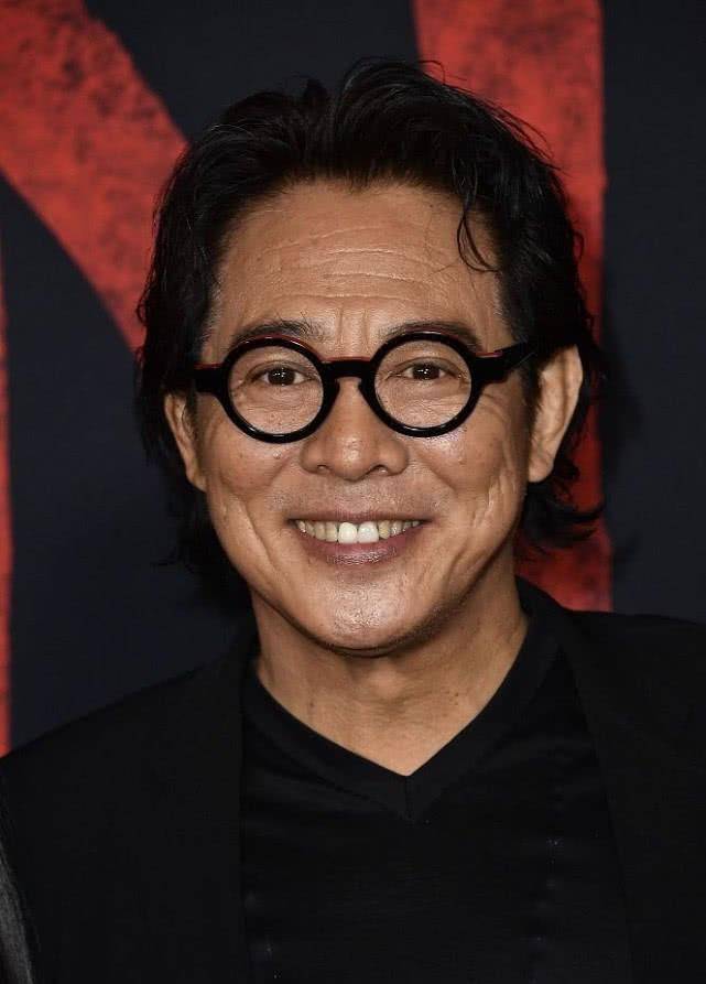 看李连杰的头发变长了很多,留了一款和高晓松同款的发型,颇有几分文艺