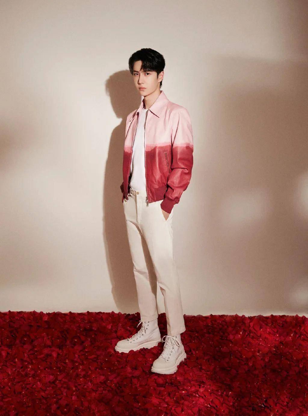 王一博对色彩驾驭能力真强,紫色皮衣穿出优雅范,他的搭配真独特_造型