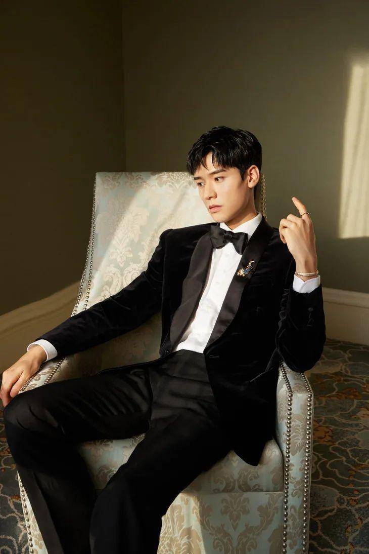 x系列张翰 佩戴蒂芙尼schlumberger系列海马造型身材针及atlas x系列