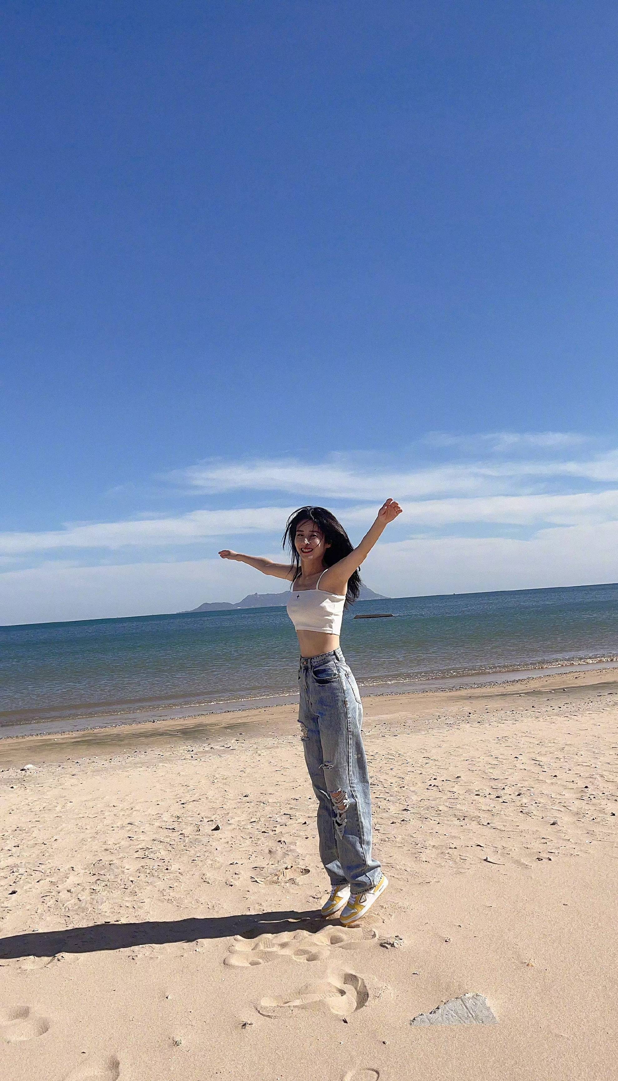 青春女星颖儿分享海滩写真,穿白色露脐背心,网友:身材太好了!