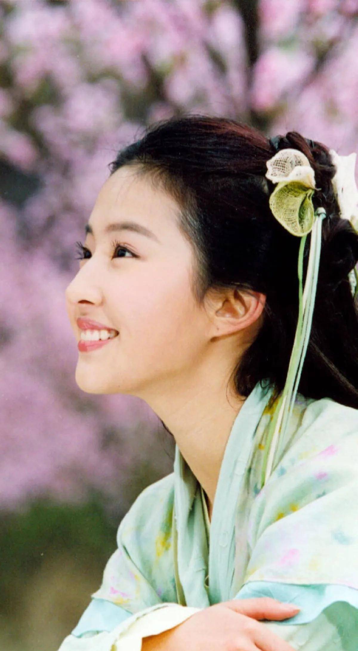 还有《花千骨》的扮演者赵丽颖,我们的小骨,真的是丽颖的颜值巅峰啊