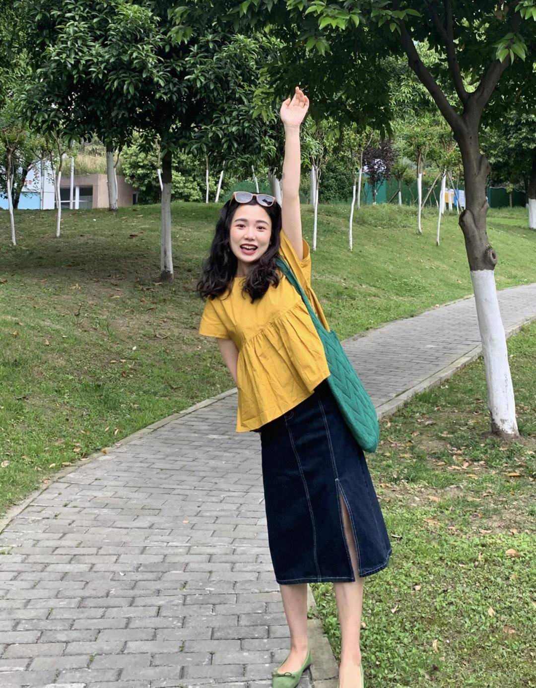 做微胖圈独一无二的女生姜黄色衬衫配牛仔时尚裙显高显瘦