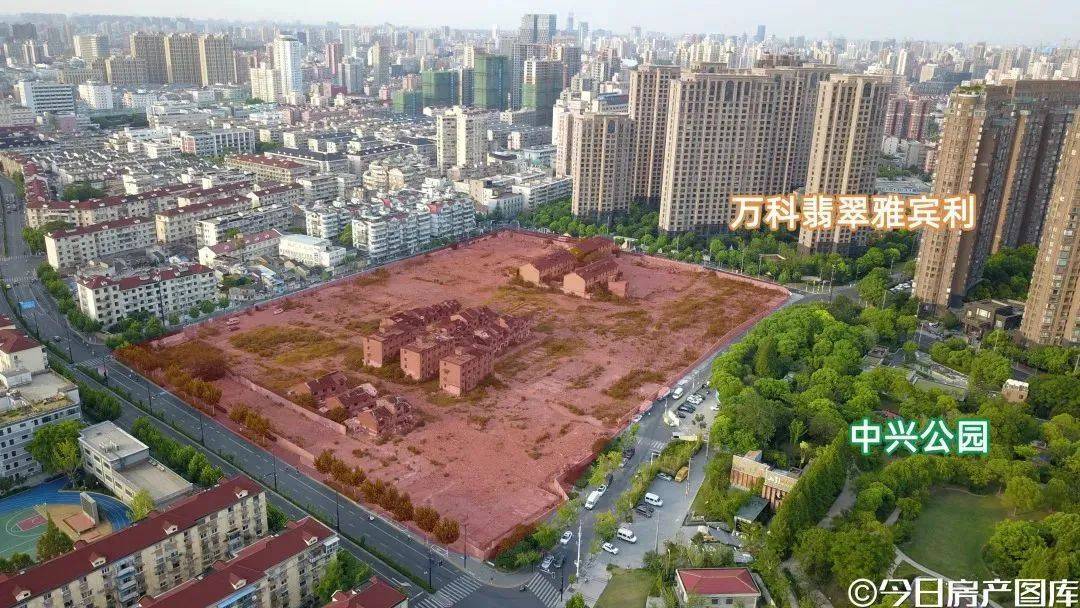 7%,合计建面约9万平米(其中自持面积不低于60%);而规定的商业占比下限