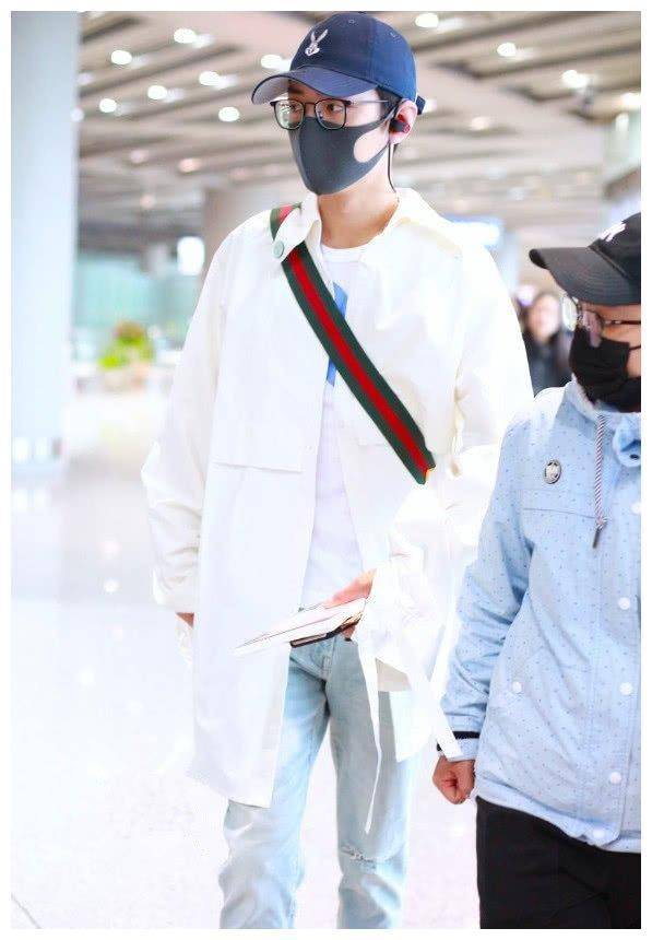 肖战这是什么男友穿搭?白色连帽卫衣搭黑色运动装,18岁实锤!