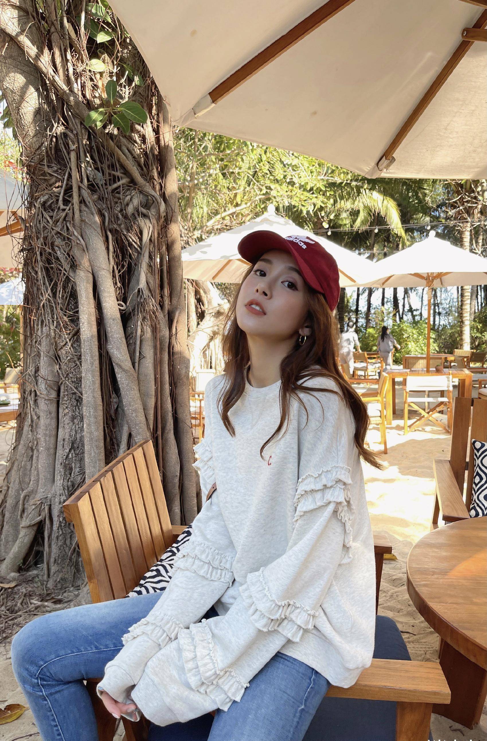 张子萱穿红白拼色t恤,孩子妈妈却像学生,减龄搭配功夫了得