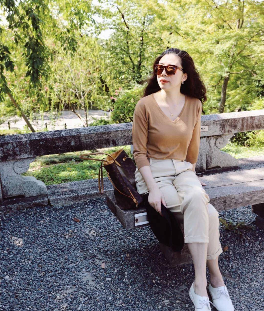 这才是五十岁女人该有的打扮,低调优雅不做作,越简单越有高级感_女性