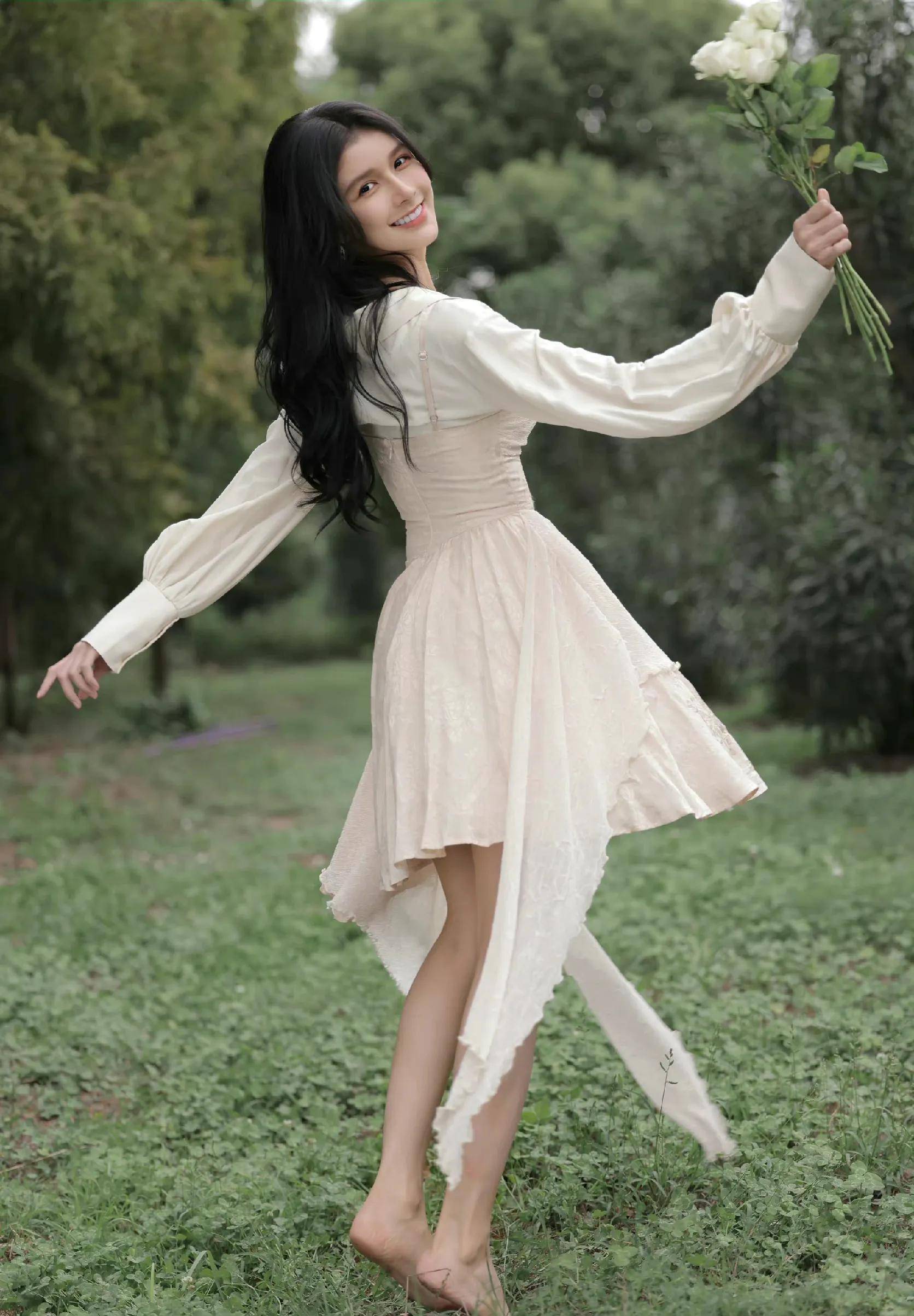 蔡卓宜山野林间白裙捧花写真,纯欲风拉满,氛围感十足_花瓣_清香_鲜花
