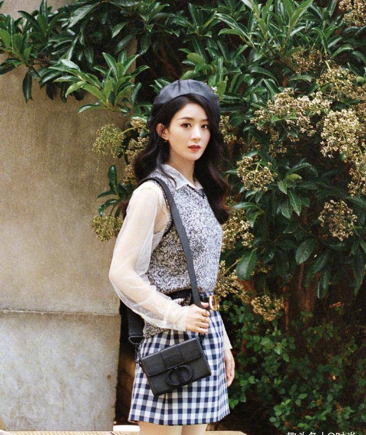 赵丽颖演绎初秋时尚穿搭,减龄又有气质,女神范十足_黑色_白色_身材