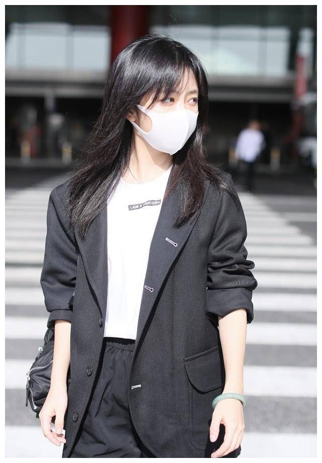 谭松温_穿着_西服