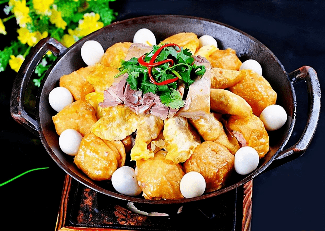 菜系徽菜是以安徽特产为主要原料,在采用民间传统烹调技法的基础上