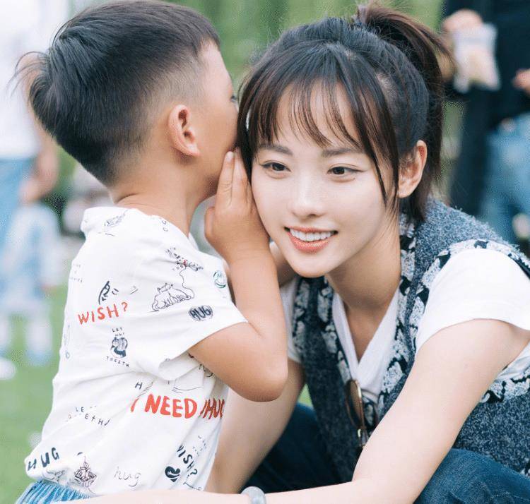 张嘉倪为儿子庆祝生日,晒生日现场照片,一家四口都是高颜值_大儿_长相