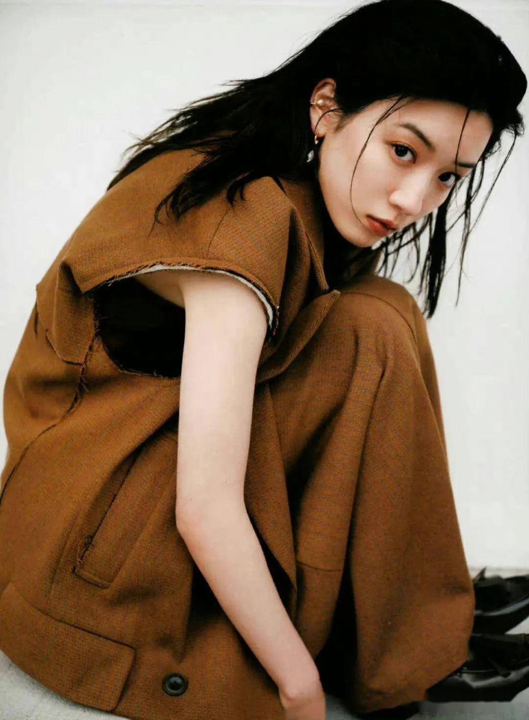 女星永野芽郁《cyan》杂志封面大片,透明感秋日妆容楚楚动人