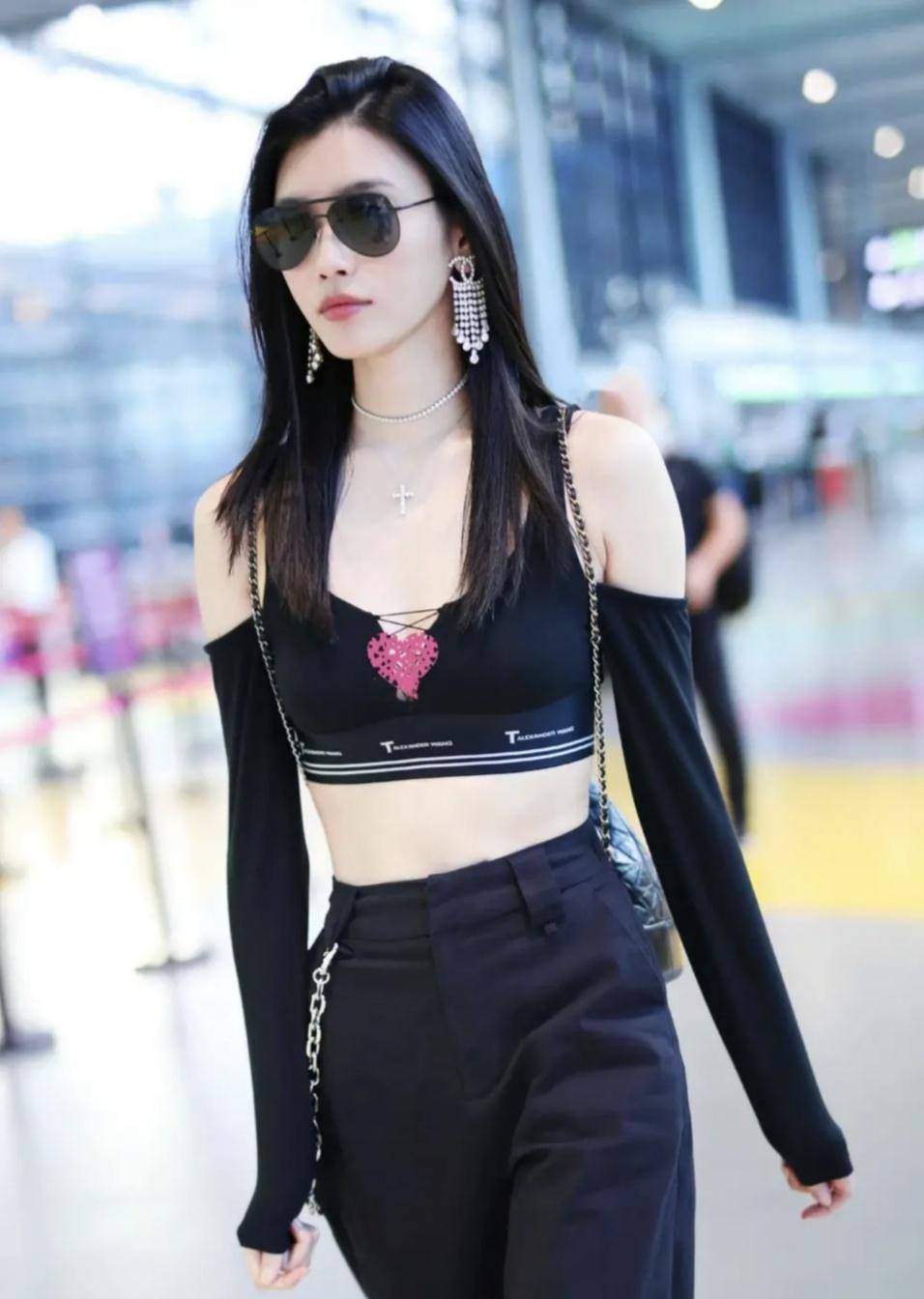 奚梦瑶晒照,穿吊带裙秀丰腴事业线,这时尚身材太迷人,不愧是国际超模