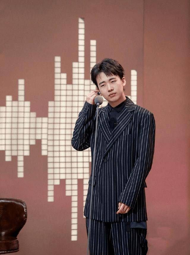 郭麒麟穿羽绒服搀扶醉酒女友,当街亲吻真大胆_造型_休闲_效果