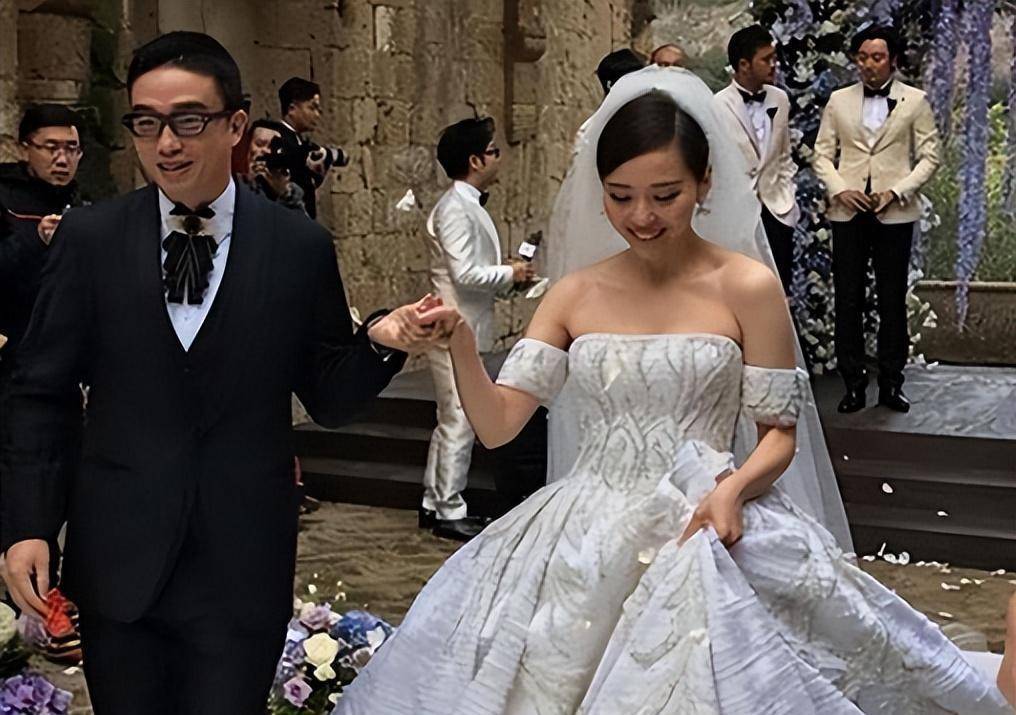 "被骗六亿"张靓颖:曾遭冯珂控制背刺李宇春,赚走任正非8000万_冯柯