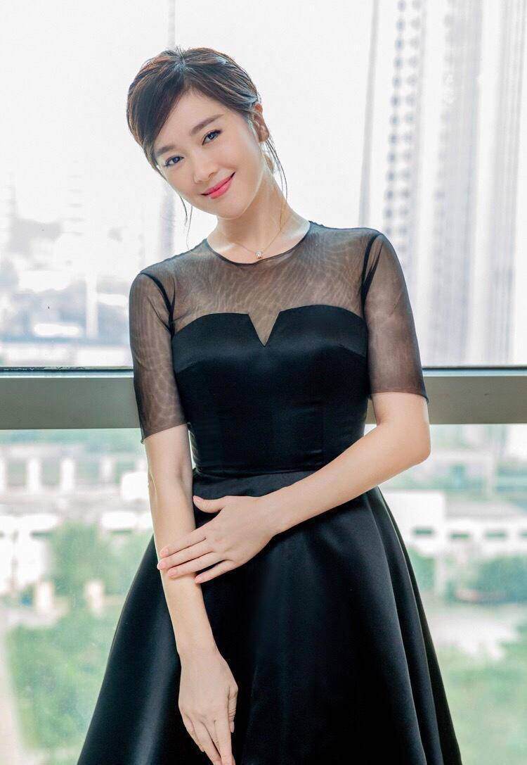 左小青真是"冻龄脸",穿小黑裙低调亮相,时尚高级看不出年龄