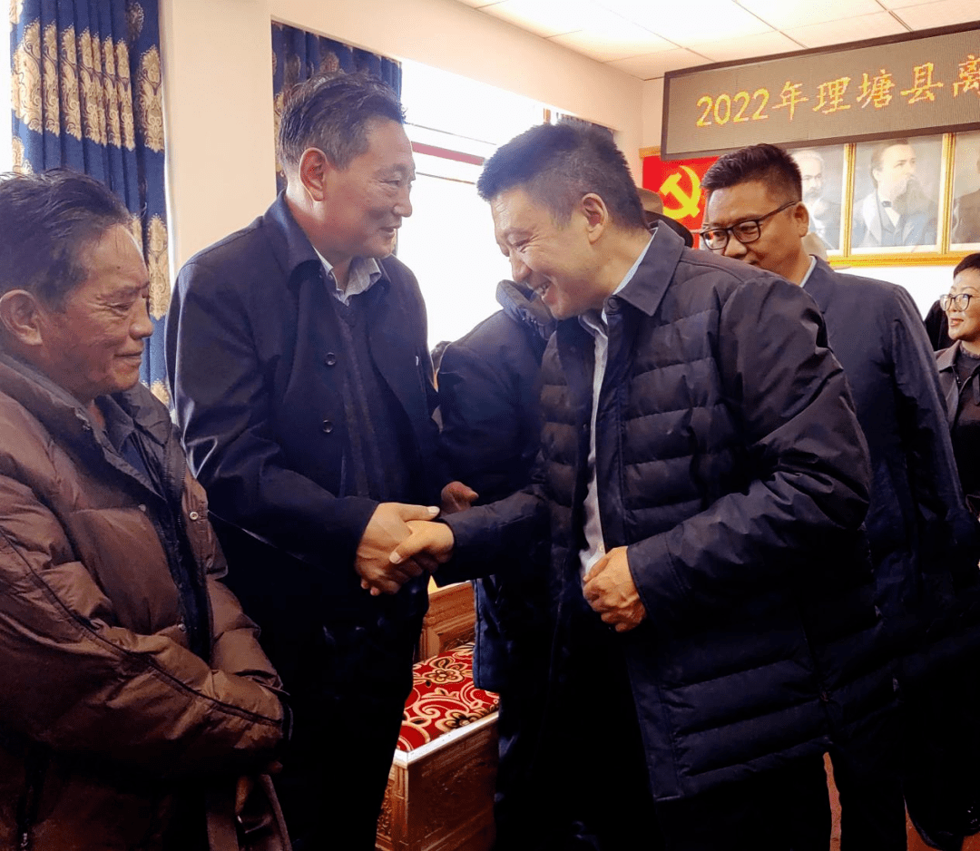 县委书记董德洪出席座谈会并讲话,会议由县委常委,组织部长李娟主持.