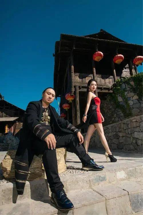 2004年,开办贵州南长城艺术团(担任团长);哥哥西部杨刚个人经历歌曲