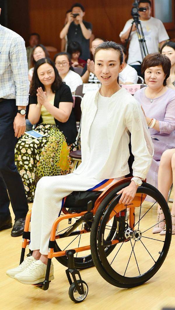 13年前的意外,张艺谋至今都无法弥补,坐轮椅的刘岩反倒满不在乎_舞蹈