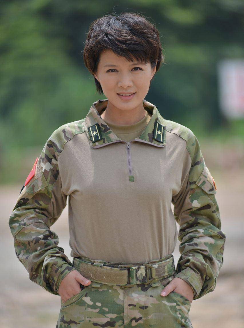 傅程鹏前妻罕露面,穿3千花裙笑开怀,46岁当院长与儿子生活幸福_程愫