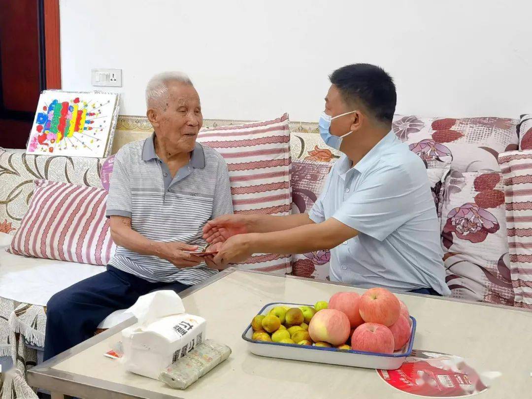县委书记李伟看望慰问离休老干部_来凤_发展_生活