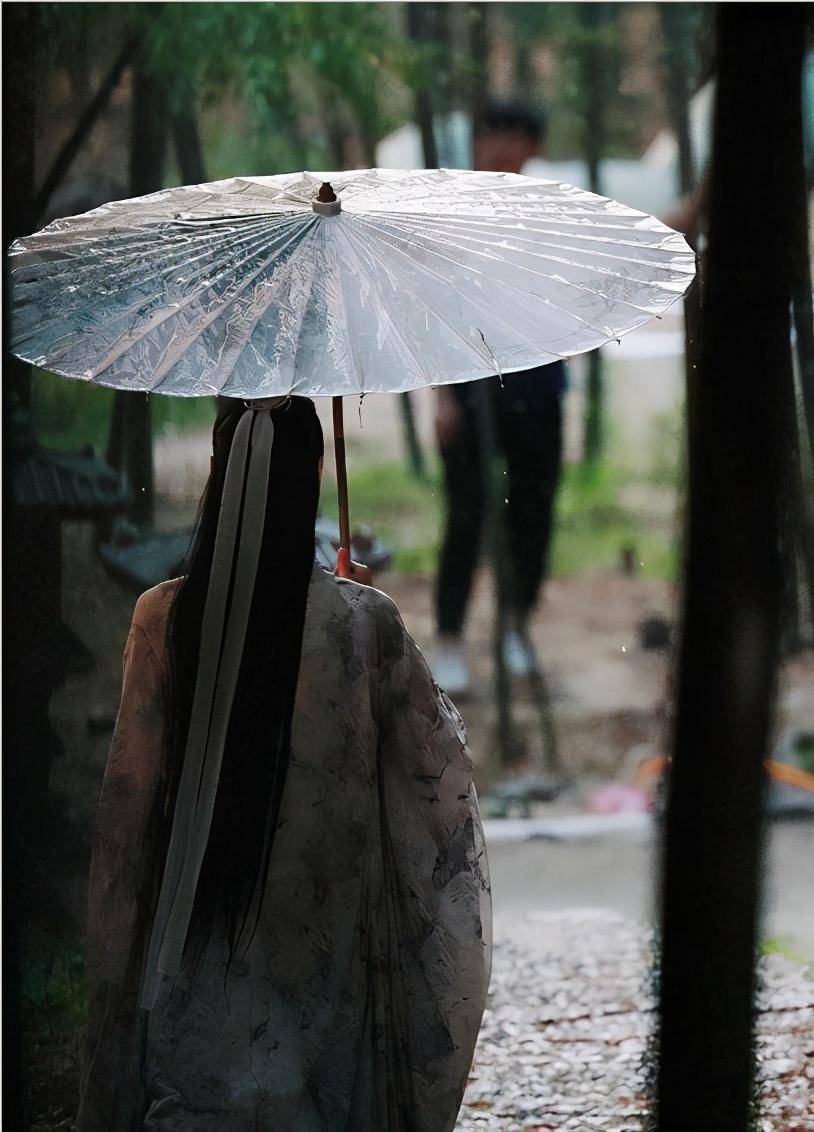 三十二岁时,罗云熙接下了《皓衣行》,他在绿洲晒