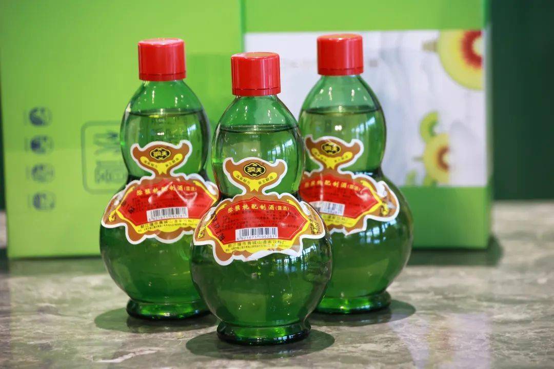 美酒自古离不开山水灵气的酝酿与浸染,青城山猕猴桃乳酒古称"猴酒",借