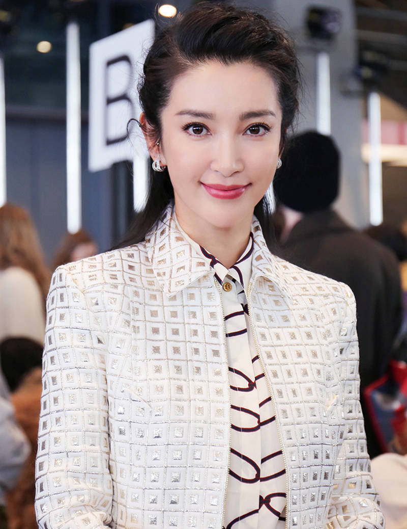 47岁李冰冰走机场,素颜出镜似小姑娘,手拿行李箱不见小16岁男友_许文