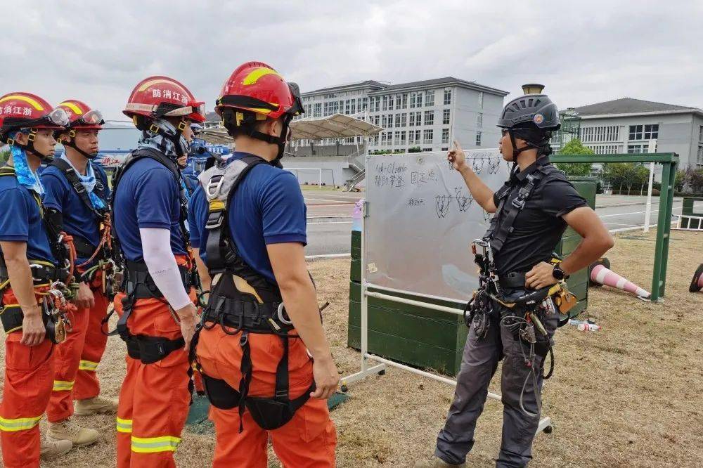 倍力系统架设科目,绳索救援团队基础理论开始学习,再到复杂的"v"型救